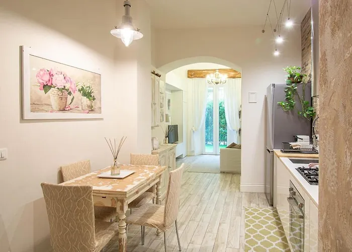 Stylish 2 Bedroom Flat - Garden